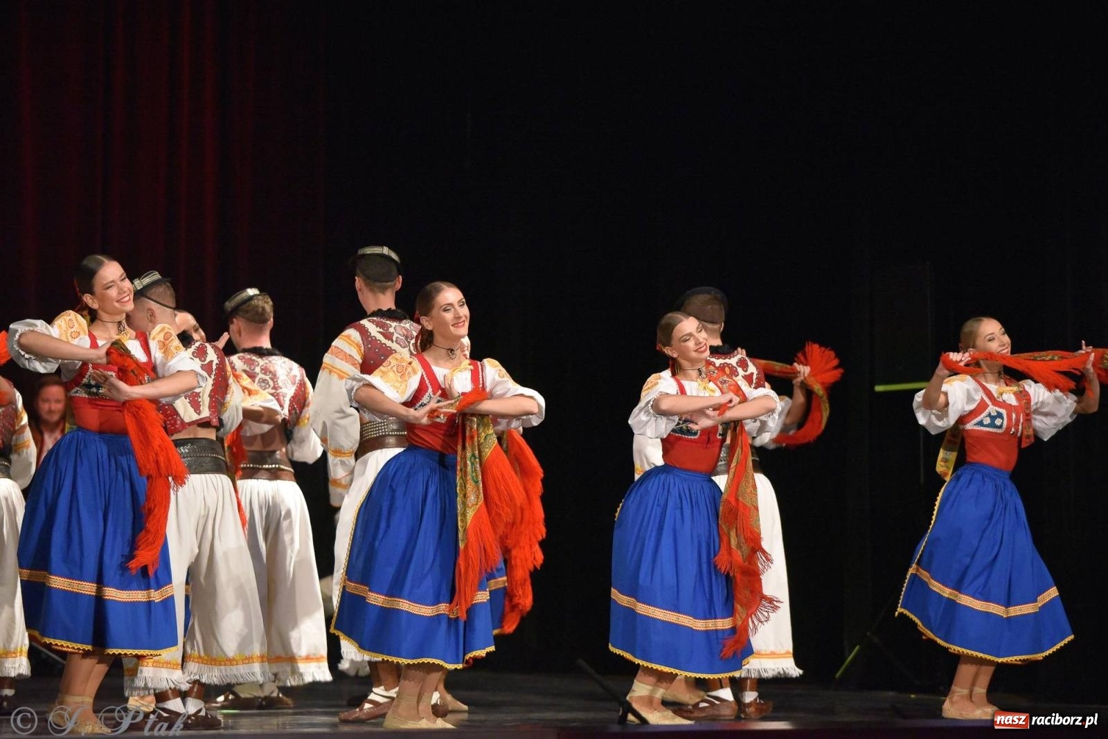 Zdjęcie w galerii na portalu naszraciborz.pl: Słowacki SĽUK. Giganci folkloru na deskach RCK [FOTO i WIDEO] wiadomości z regionu