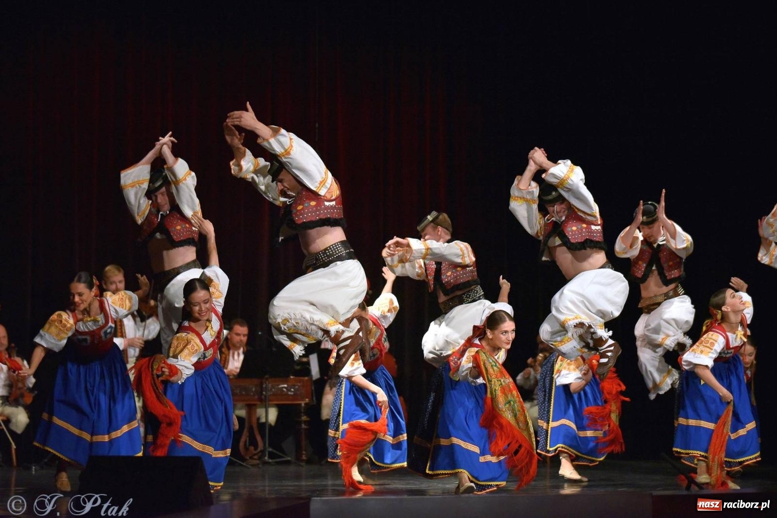 Zdjęcie w galerii na portalu naszraciborz.pl: Słowacki SĽUK. Giganci folkloru na deskach RCK [FOTO i WIDEO] wiadomości z regionu