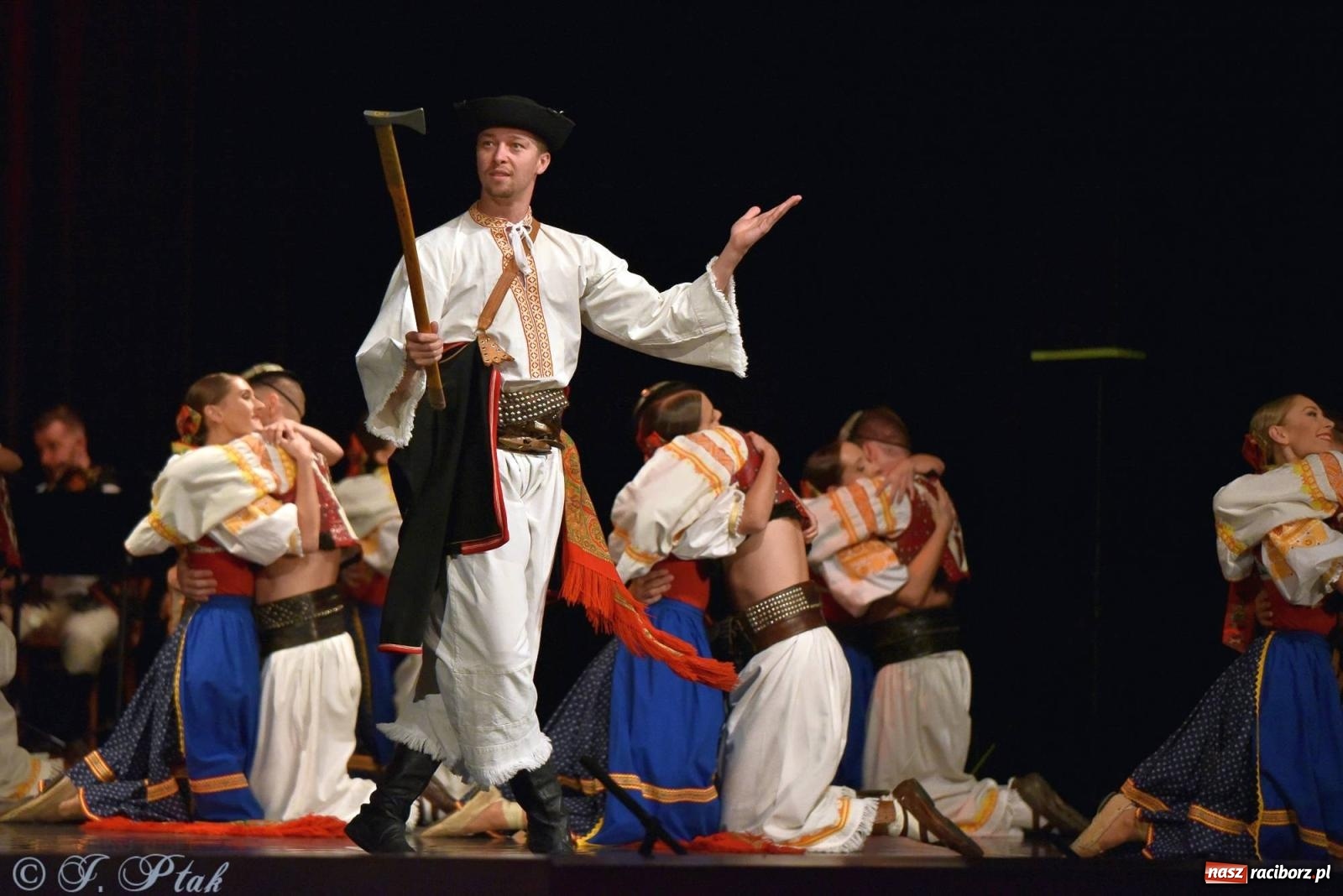 Zdjęcie w galerii na portalu naszraciborz.pl: Słowacki SĽUK. Giganci folkloru na deskach RCK [FOTO i WIDEO] wiadomości z regionu