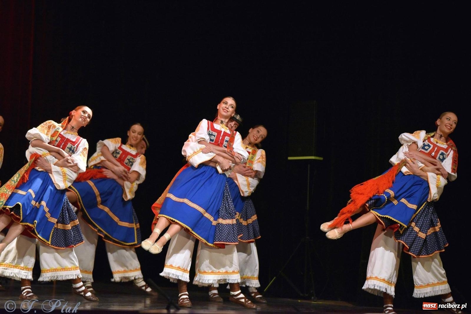 Zdjęcie w galerii na portalu naszraciborz.pl: Słowacki SĽUK. Giganci folkloru na deskach RCK [FOTO i WIDEO] wiadomości z regionu