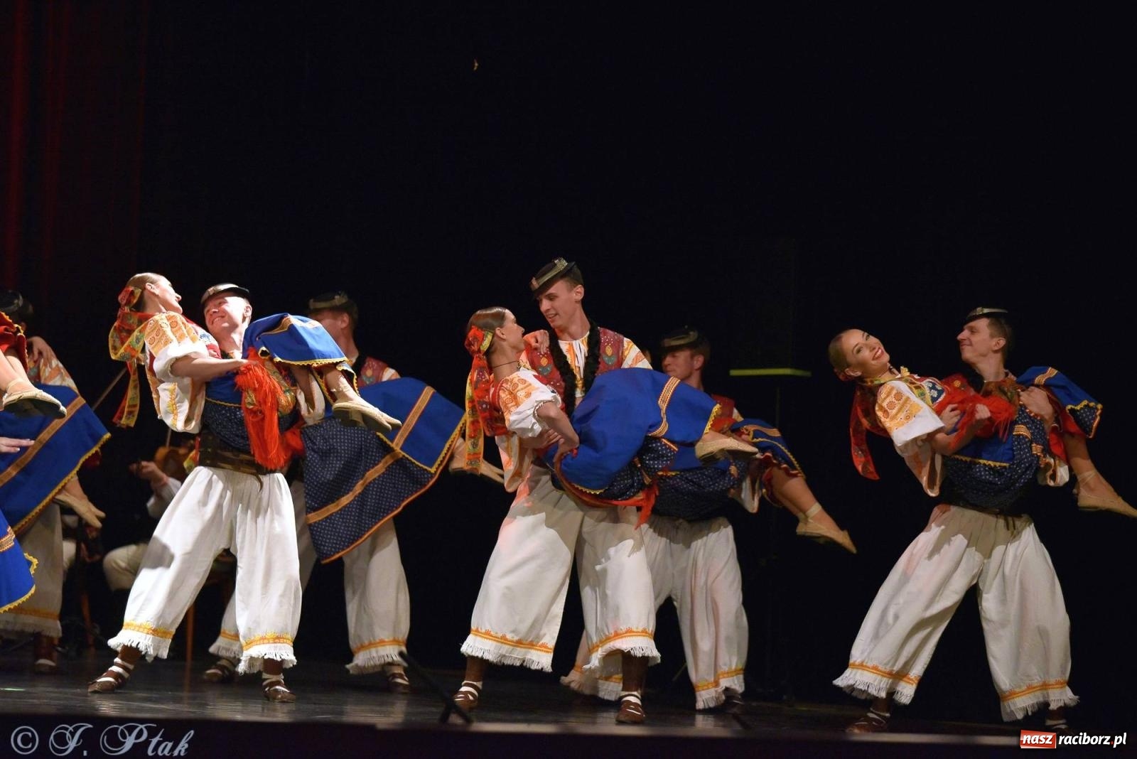 Zdjęcie w galerii na portalu naszraciborz.pl: Słowacki SĽUK. Giganci folkloru na deskach RCK [FOTO i WIDEO] wiadomości z regionu