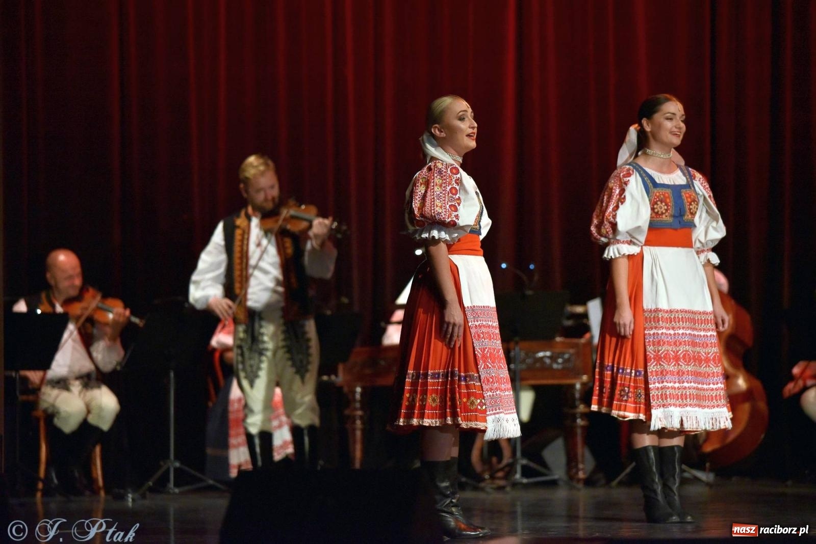 Zdjęcie w galerii na portalu naszraciborz.pl: Słowacki SĽUK. Giganci folkloru na deskach RCK [FOTO i WIDEO] wiadomości z regionu