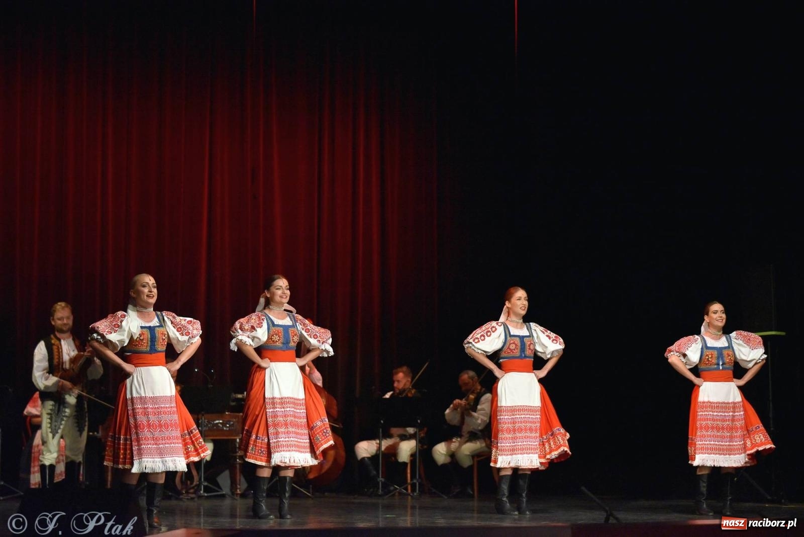Zdjęcie w galerii na portalu naszraciborz.pl: Słowacki SĽUK. Giganci folkloru na deskach RCK [FOTO i WIDEO] wiadomości z regionu