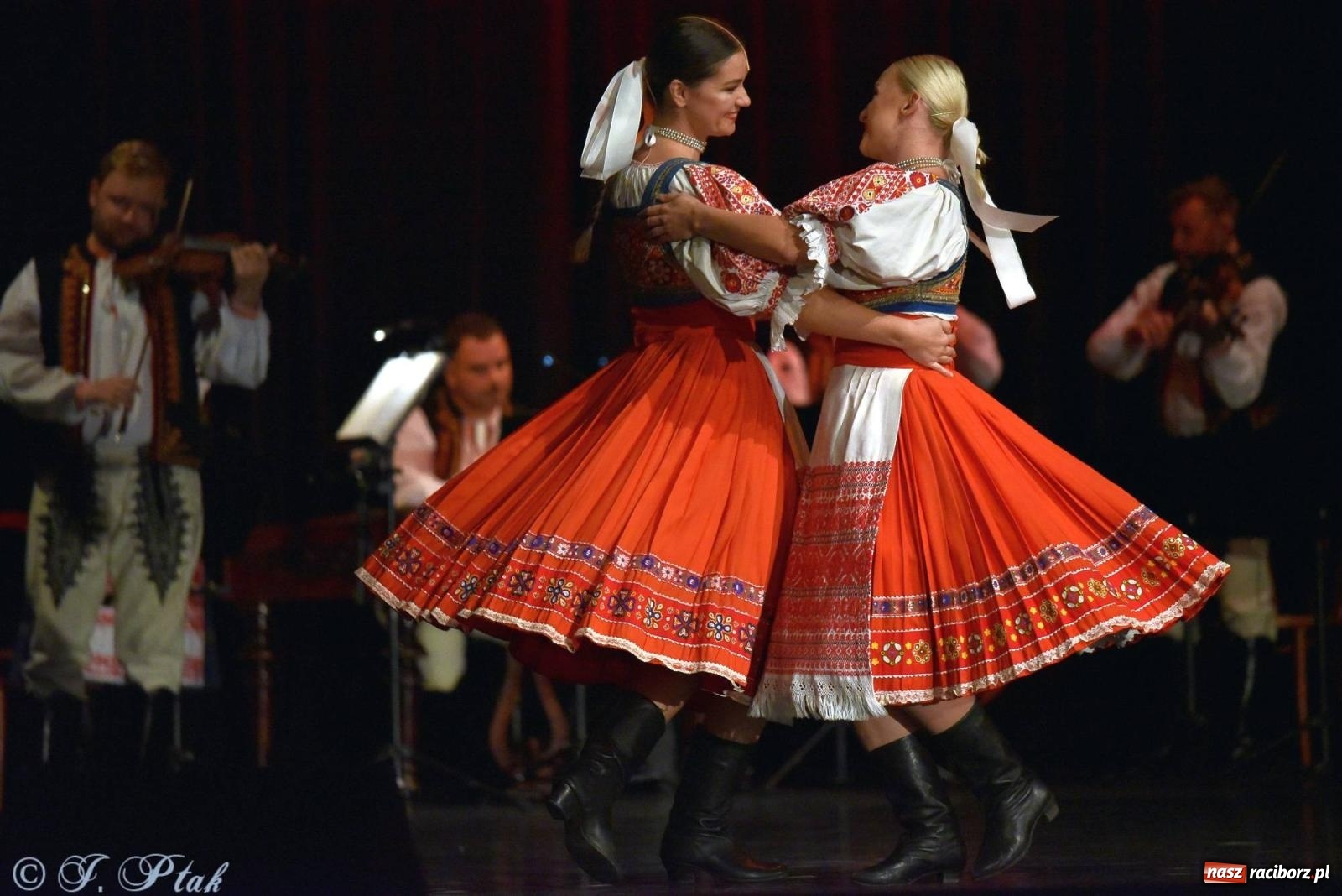 Zdjęcie w galerii na portalu naszraciborz.pl: Słowacki SĽUK. Giganci folkloru na deskach RCK [FOTO i WIDEO] wiadomości z regionu