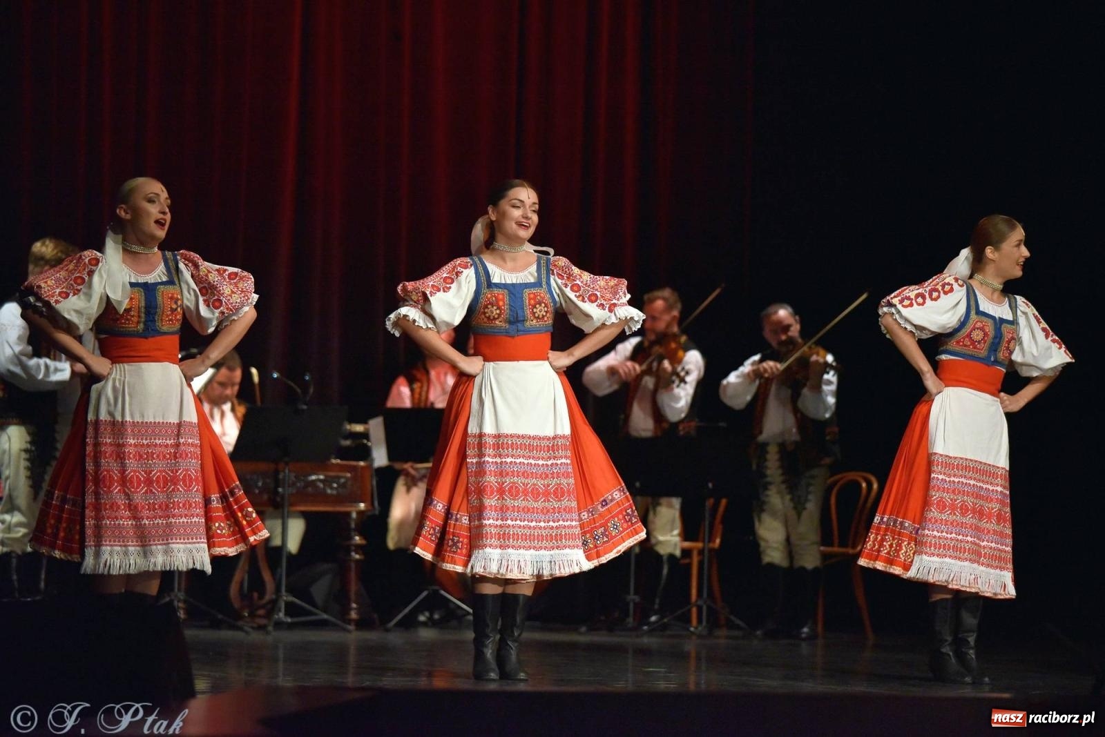 Zdjęcie w galerii na portalu naszraciborz.pl: Słowacki SĽUK. Giganci folkloru na deskach RCK [FOTO i WIDEO] wiadomości z regionu