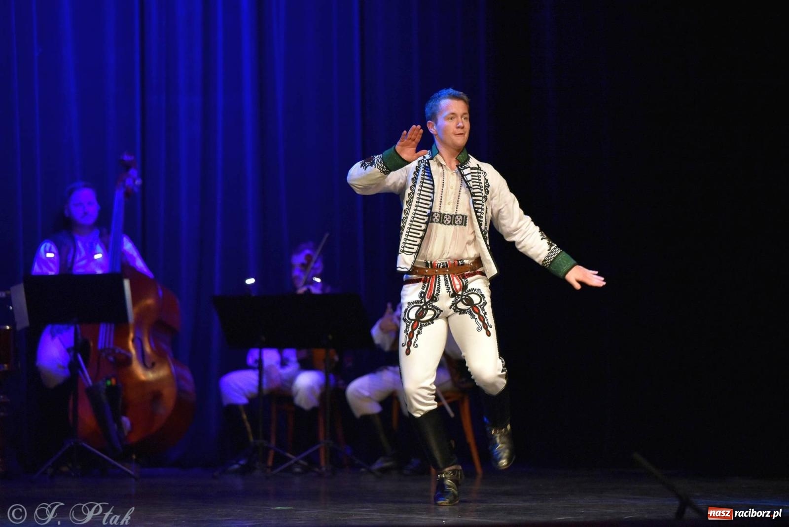 Zdjęcie w galerii na portalu naszraciborz.pl: Słowacki SĽUK. Giganci folkloru na deskach RCK [FOTO i WIDEO] wiadomości z regionu