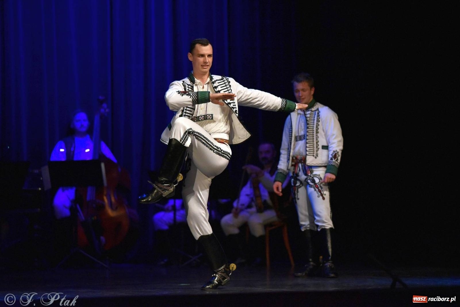 Zdjęcie w galerii na portalu naszraciborz.pl: Słowacki SĽUK. Giganci folkloru na deskach RCK [FOTO i WIDEO] wiadomości z regionu