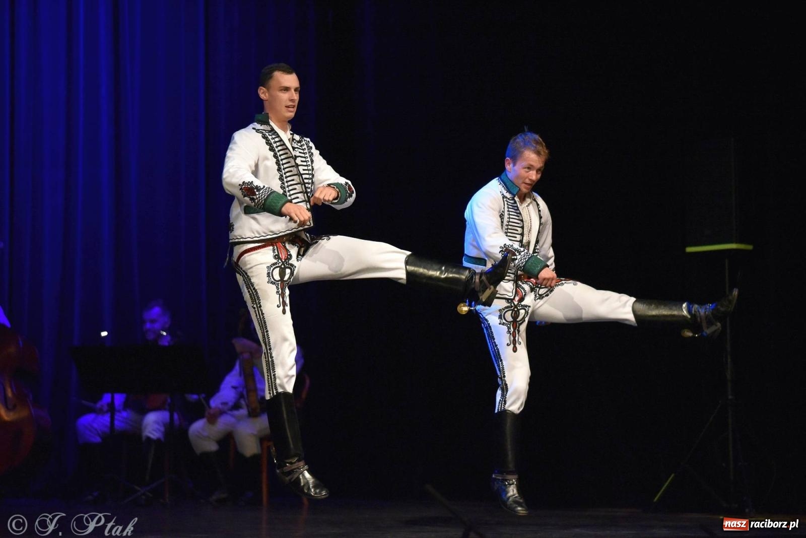 Zdjęcie w galerii na portalu naszraciborz.pl: Słowacki SĽUK. Giganci folkloru na deskach RCK [FOTO i WIDEO] wiadomości z regionu