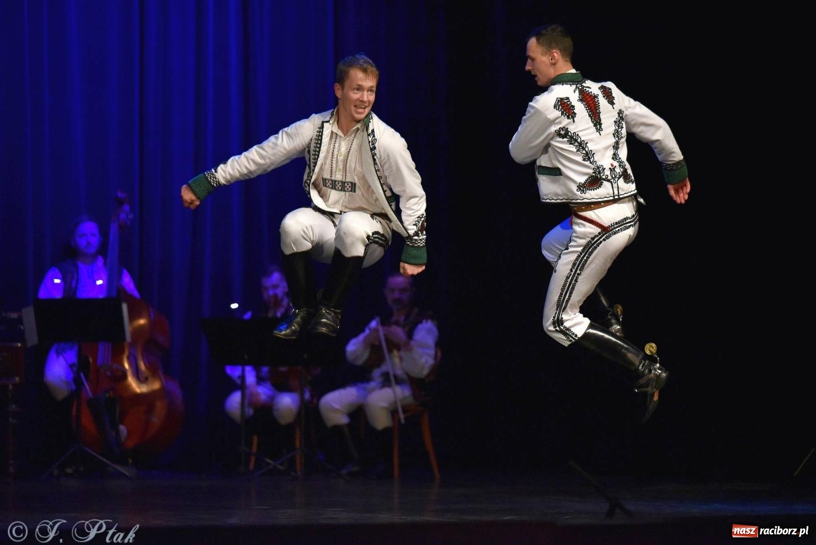 Zdjęcie w galerii na portalu naszraciborz.pl: Słowacki SĽUK. Giganci folkloru na deskach RCK [FOTO i WIDEO] wiadomości z regionu