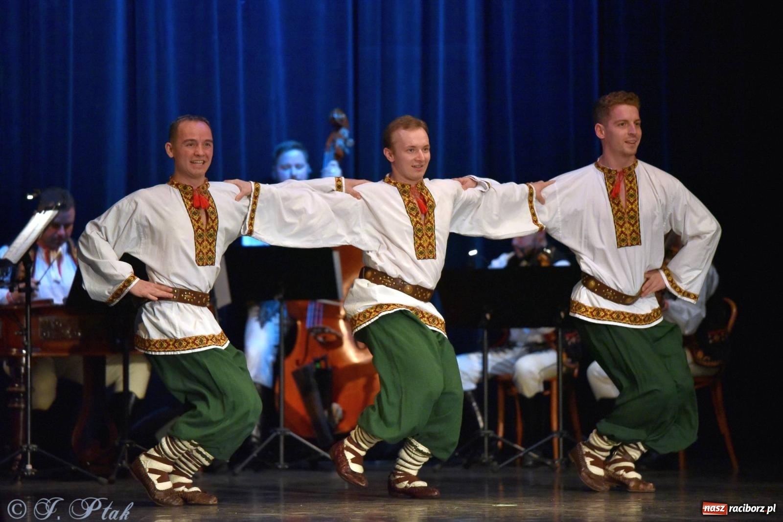 Zdjęcie w galerii na portalu naszraciborz.pl: Słowacki SĽUK. Giganci folkloru na deskach RCK [FOTO i WIDEO] wiadomości z regionu