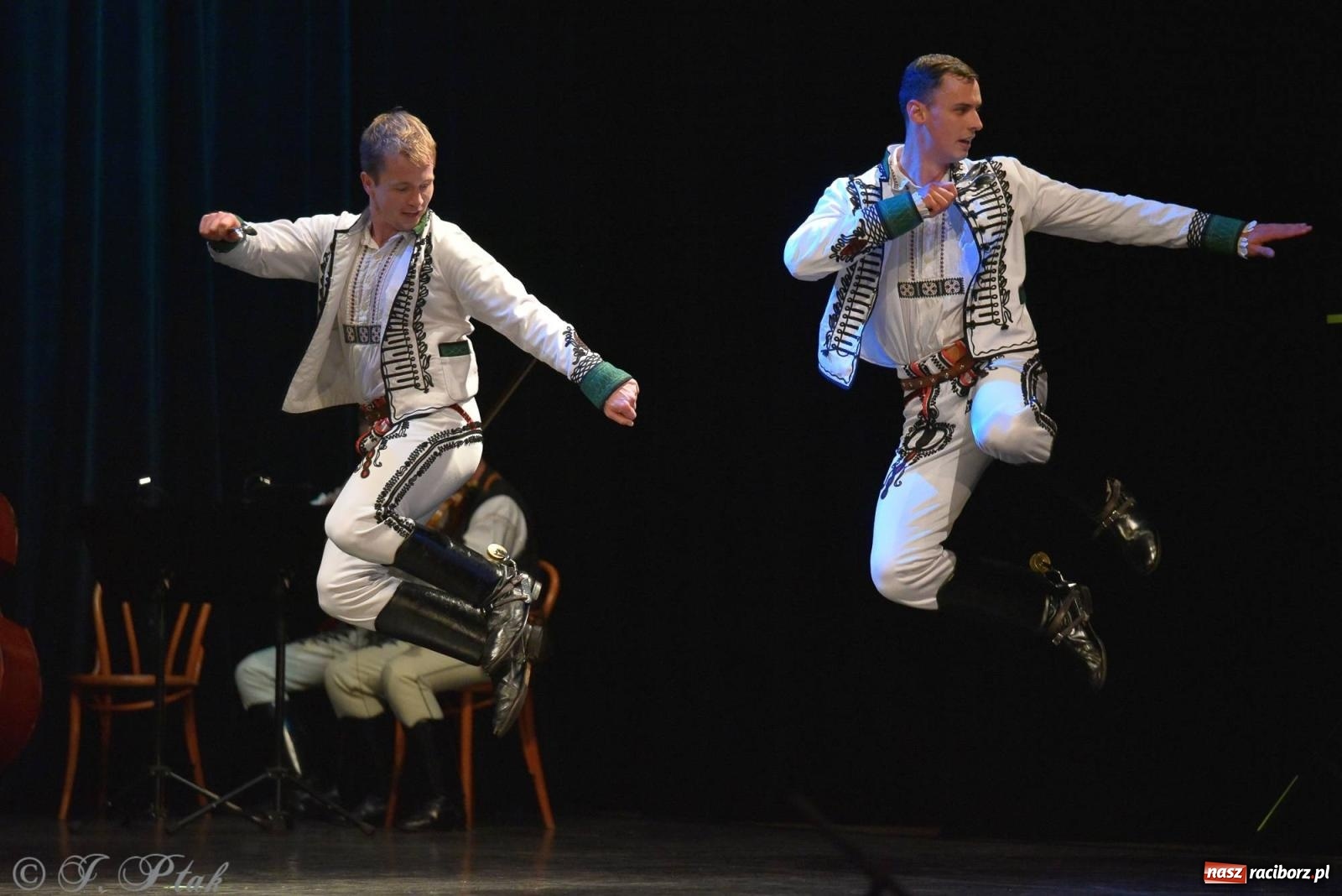 Zdjęcie w galerii na portalu naszraciborz.pl: Słowacki SĽUK. Giganci folkloru na deskach RCK [FOTO i WIDEO] wiadomości z regionu