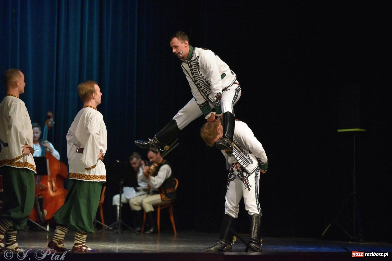 Zdjęcie w galerii na portalu naszraciborz.pl: Słowacki SĽUK. Giganci folkloru na deskach RCK [FOTO i WIDEO] wiadomości z regionu