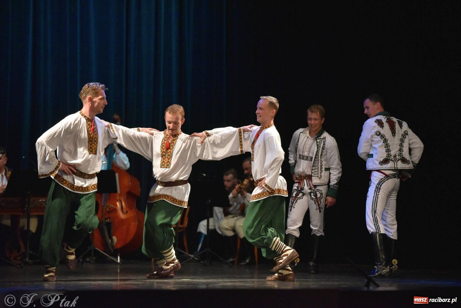 Zdjęcie w galerii na portalu naszraciborz.pl: Słowacki SĽUK. Giganci folkloru na deskach RCK [FOTO i WIDEO] wiadomości z regionu