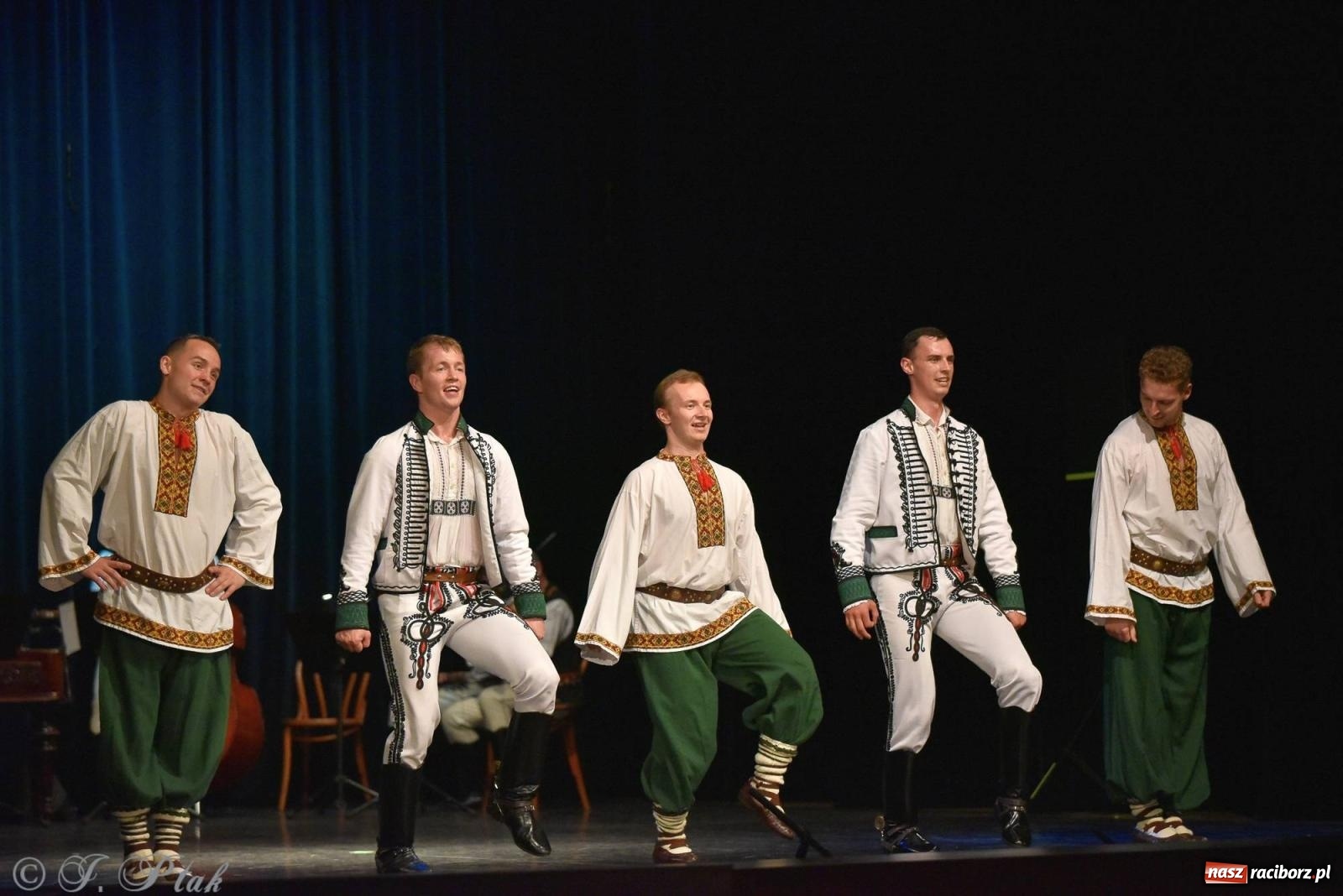 Zdjęcie w galerii na portalu naszraciborz.pl: Słowacki SĽUK. Giganci folkloru na deskach RCK [FOTO i WIDEO] wiadomości z regionu