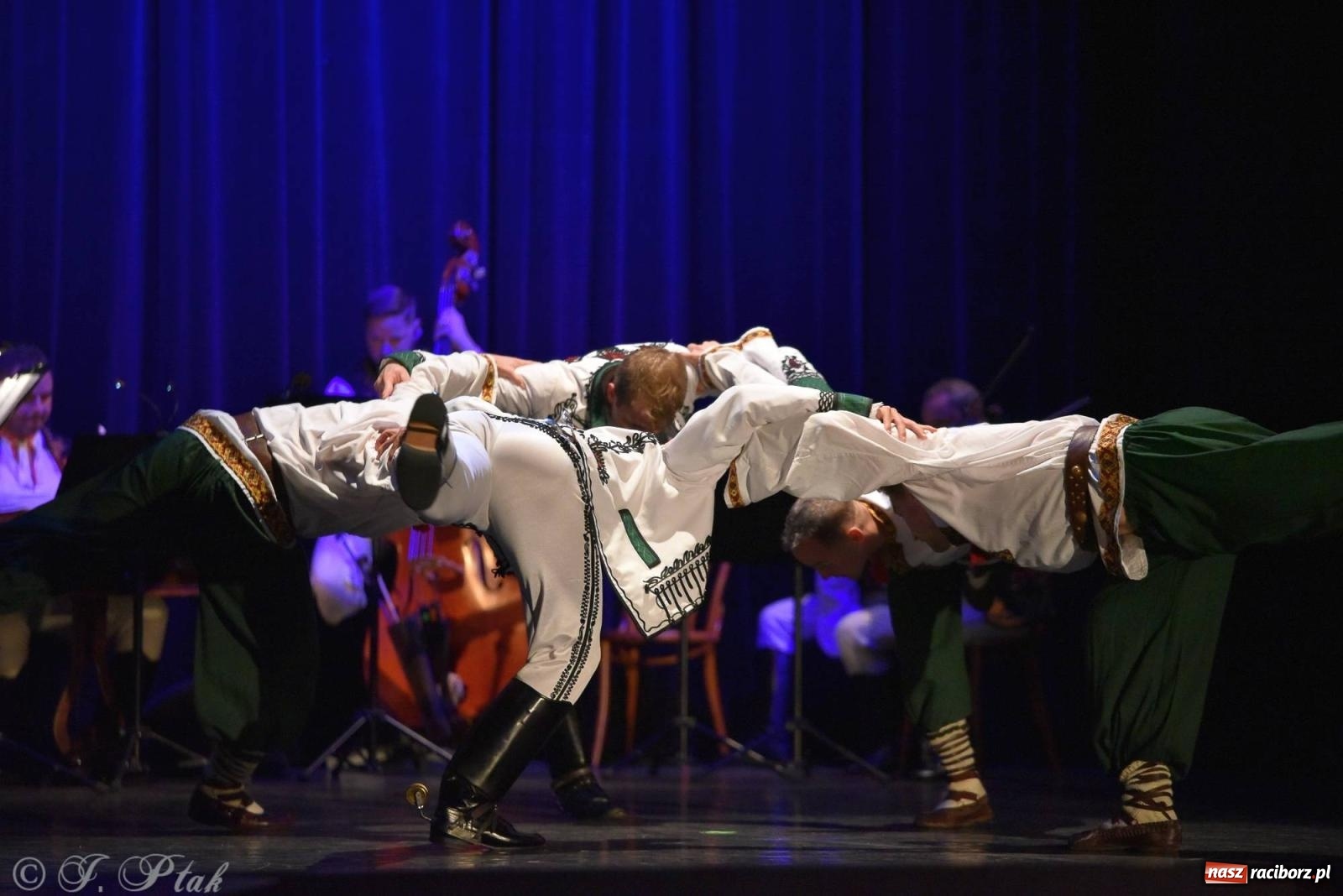 Zdjęcie w galerii na portalu naszraciborz.pl: Słowacki SĽUK. Giganci folkloru na deskach RCK [FOTO i WIDEO] wiadomości z regionu