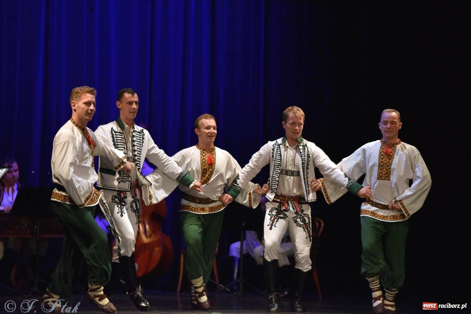 Zdjęcie w galerii na portalu naszraciborz.pl: Słowacki SĽUK. Giganci folkloru na deskach RCK [FOTO i WIDEO] wiadomości z regionu