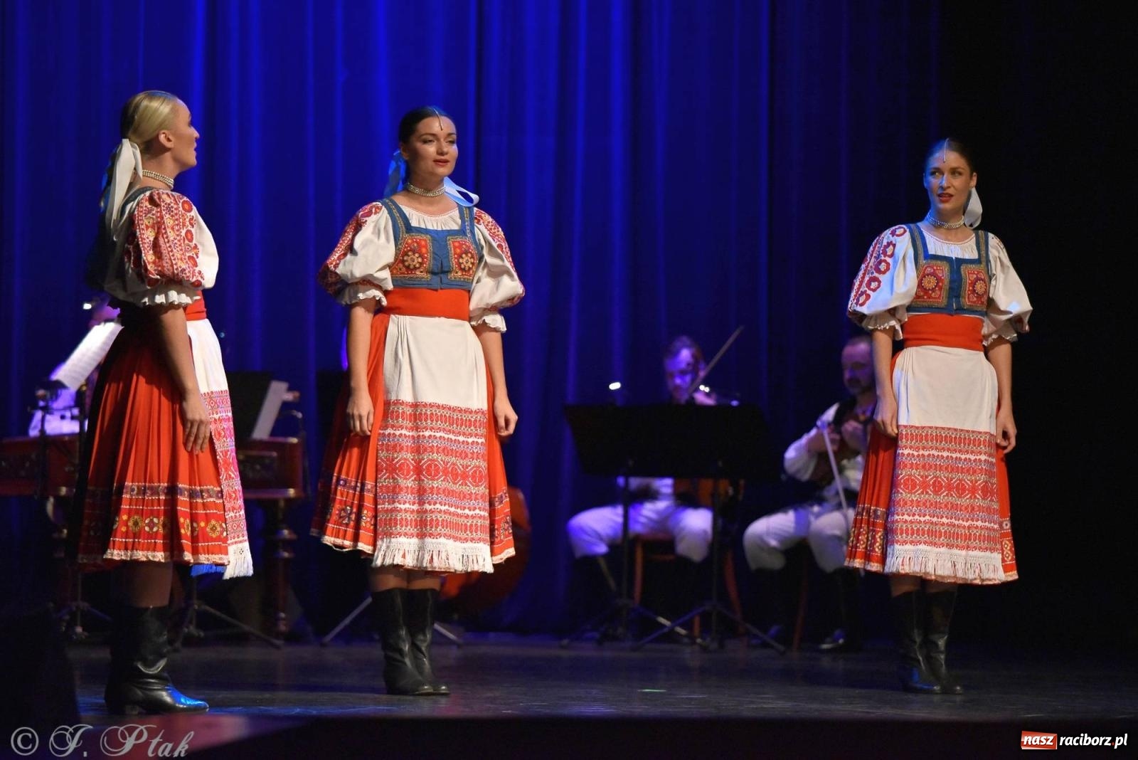 Zdjęcie w galerii na portalu naszraciborz.pl: Słowacki SĽUK. Giganci folkloru na deskach RCK [FOTO i WIDEO] wiadomości z regionu
