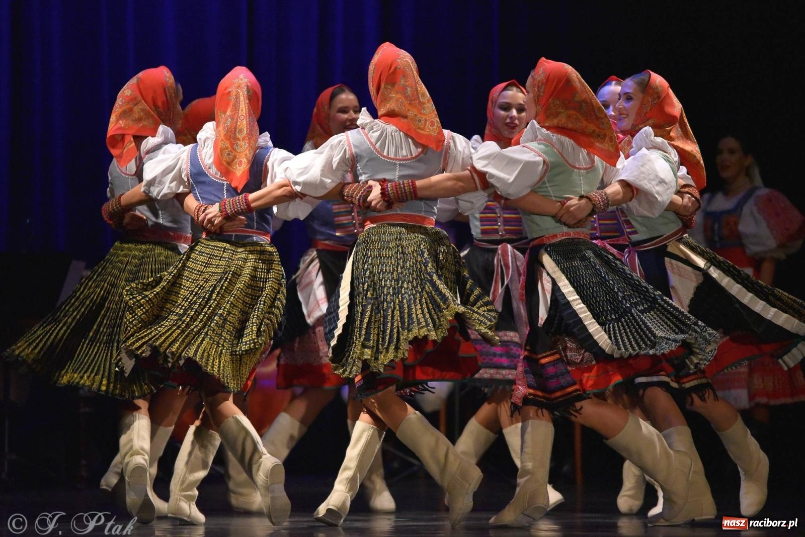 Zdjęcie w galerii na portalu naszraciborz.pl: Słowacki SĽUK. Giganci folkloru na deskach RCK [FOTO i WIDEO] wiadomości z regionu