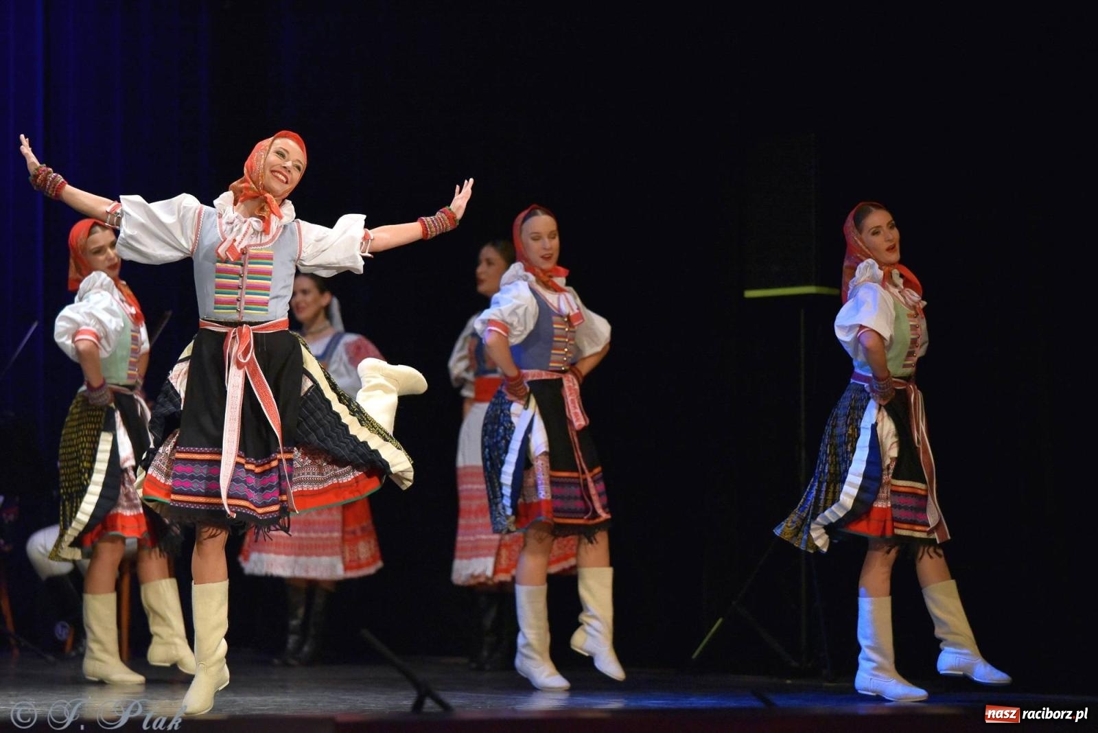 Zdjęcie w galerii na portalu naszraciborz.pl: Słowacki SĽUK. Giganci folkloru na deskach RCK [FOTO i WIDEO] wiadomości z regionu