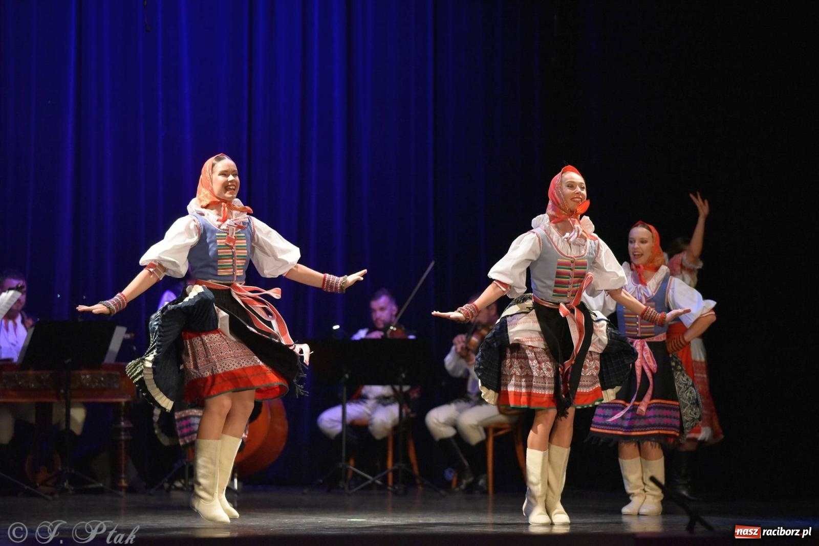 Zdjęcie w galerii na portalu naszraciborz.pl: Słowacki SĽUK. Giganci folkloru na deskach RCK [FOTO i WIDEO] wiadomości z regionu