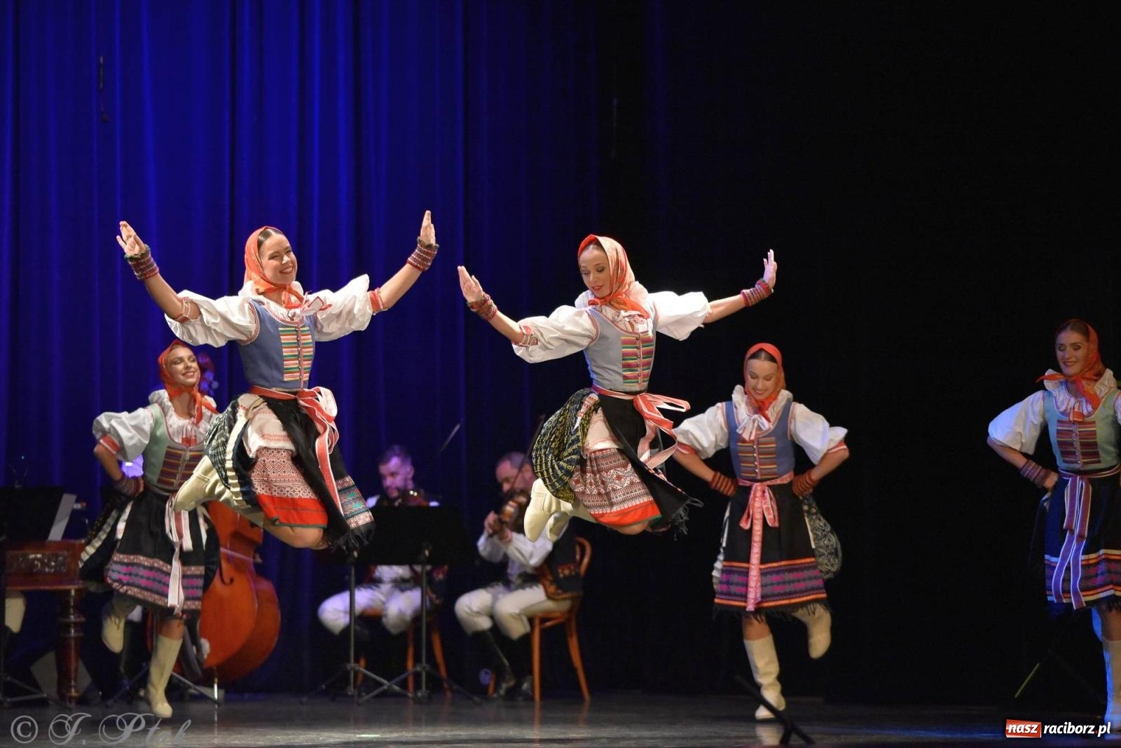 Zdjęcie w galerii na portalu naszraciborz.pl: Słowacki SĽUK. Giganci folkloru na deskach RCK [FOTO i WIDEO] wiadomości z regionu