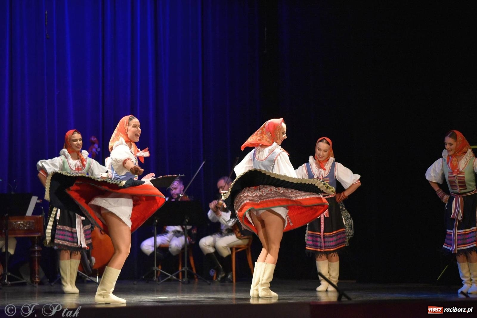 Zdjęcie w galerii na portalu naszraciborz.pl: Słowacki SĽUK. Giganci folkloru na deskach RCK [FOTO i WIDEO] wiadomości z regionu