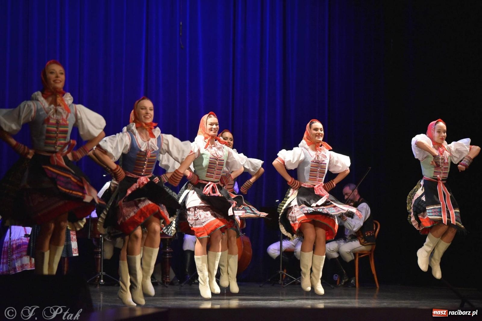 Zdjęcie w galerii na portalu naszraciborz.pl: Słowacki SĽUK. Giganci folkloru na deskach RCK [FOTO i WIDEO] wiadomości z regionu