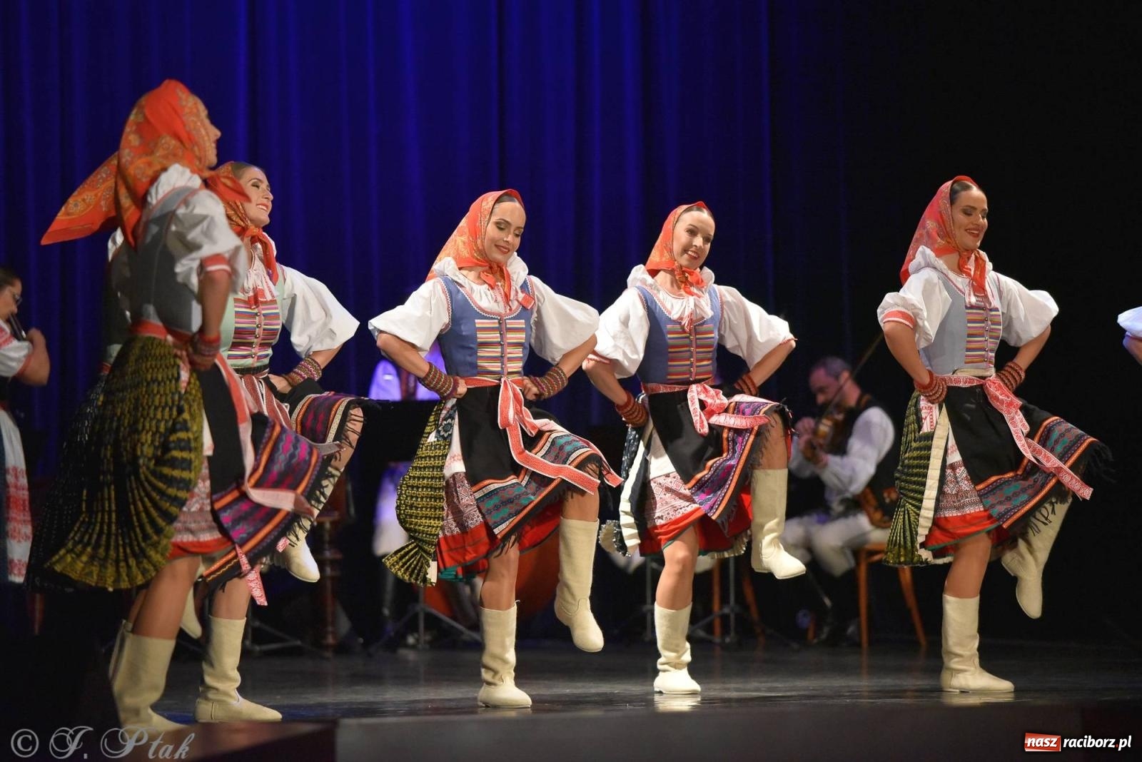 Zdjęcie w galerii na portalu naszraciborz.pl: Słowacki SĽUK. Giganci folkloru na deskach RCK [FOTO i WIDEO] wiadomości z regionu