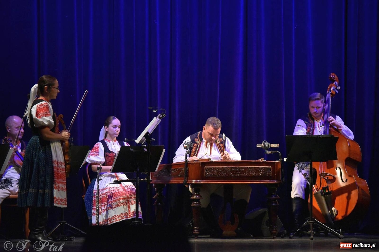 Zdjęcie w galerii na portalu naszraciborz.pl: Słowacki SĽUK. Giganci folkloru na deskach RCK [FOTO i WIDEO] wiadomości z regionu