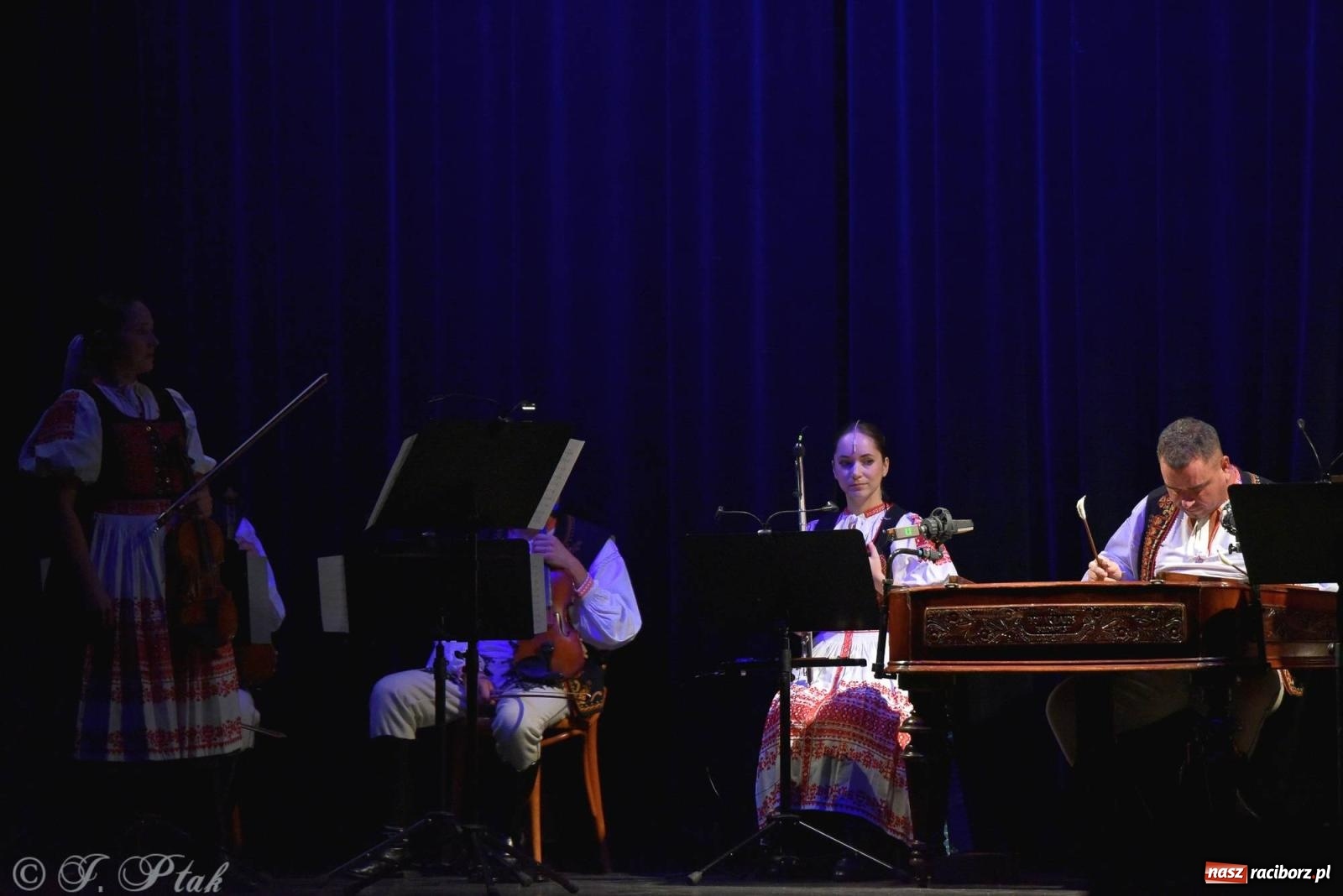 Zdjęcie w galerii na portalu naszraciborz.pl: Słowacki SĽUK. Giganci folkloru na deskach RCK [FOTO i WIDEO] wiadomości z regionu