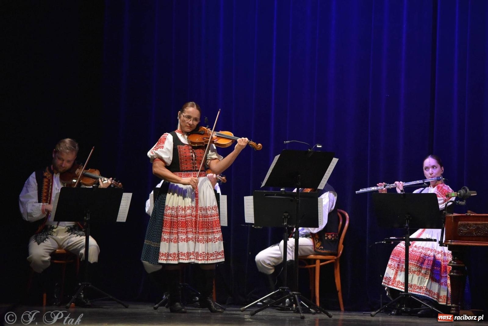 Zdjęcie w galerii na portalu naszraciborz.pl: Słowacki SĽUK. Giganci folkloru na deskach RCK [FOTO i WIDEO] wiadomości z regionu