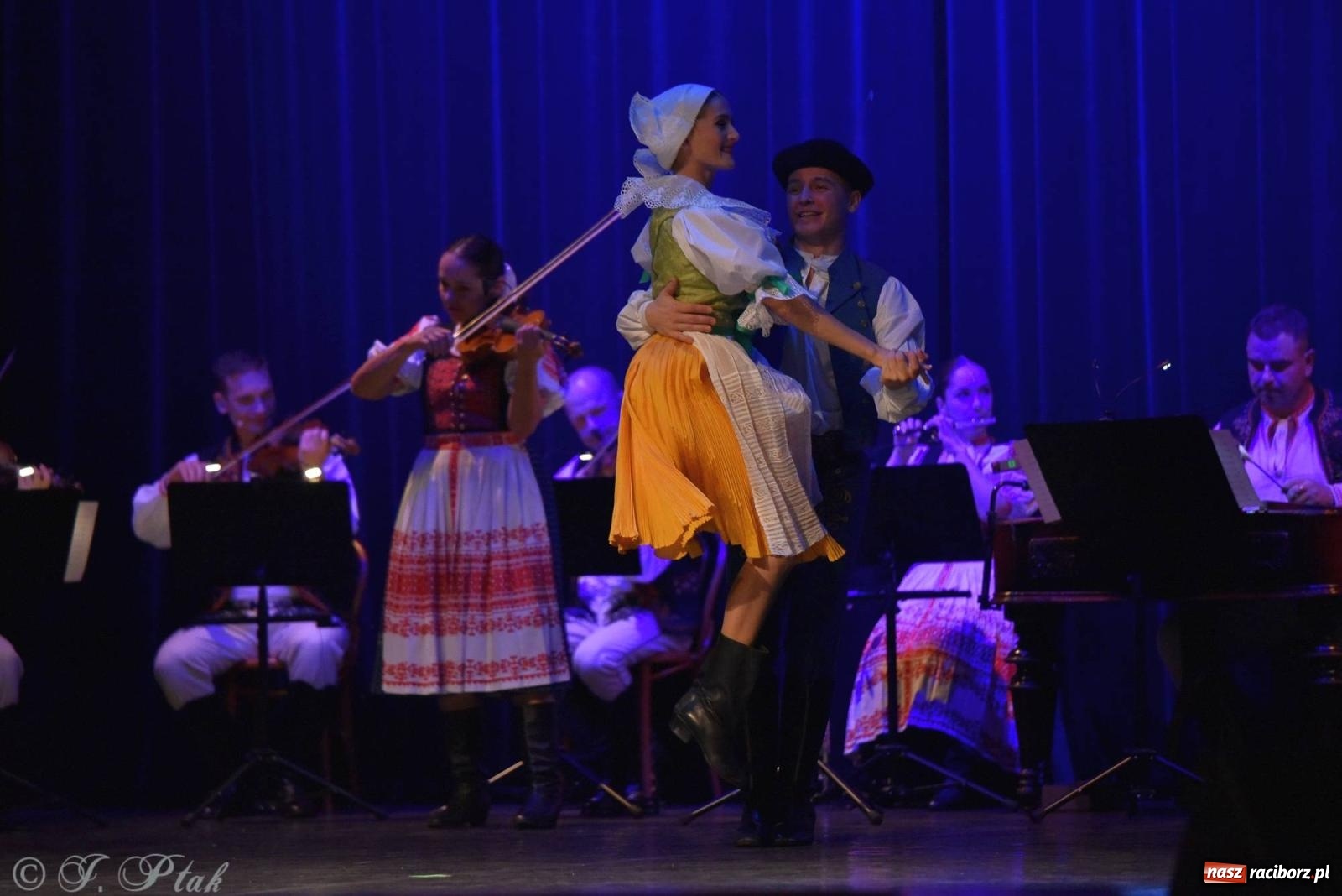 Zdjęcie w galerii na portalu naszraciborz.pl: Słowacki SĽUK. Giganci folkloru na deskach RCK [FOTO i WIDEO] wiadomości z regionu