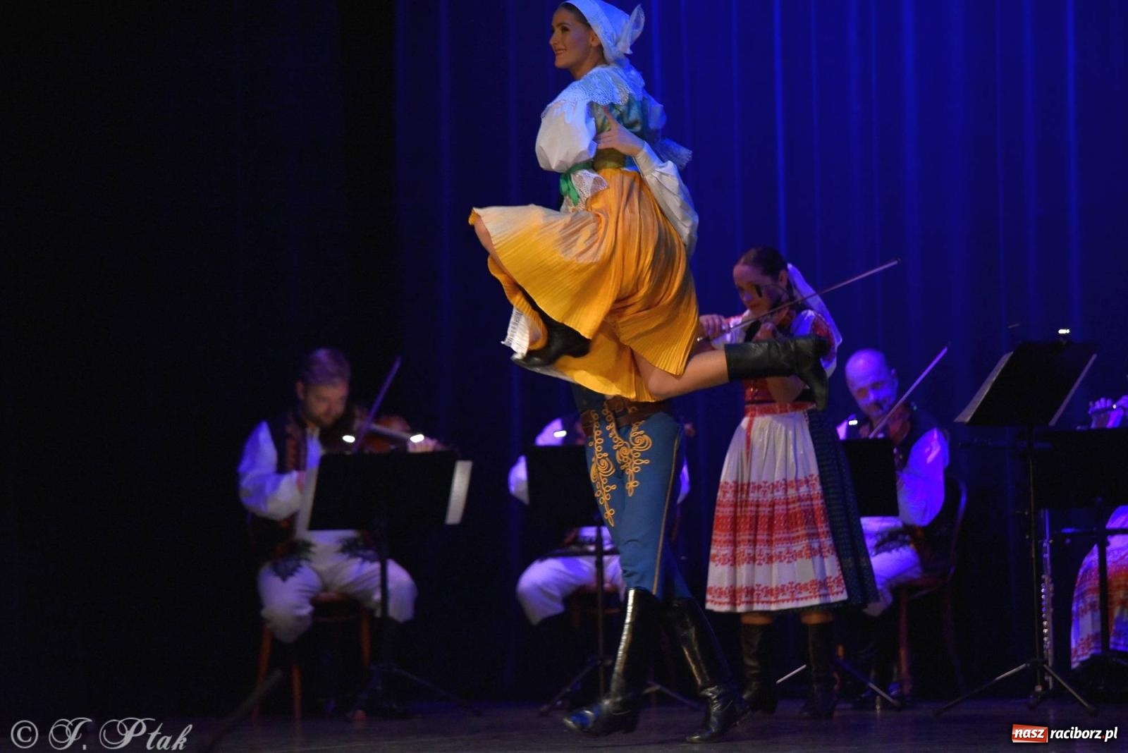 Zdjęcie w galerii na portalu naszraciborz.pl: Słowacki SĽUK. Giganci folkloru na deskach RCK [FOTO i WIDEO] wiadomości z regionu