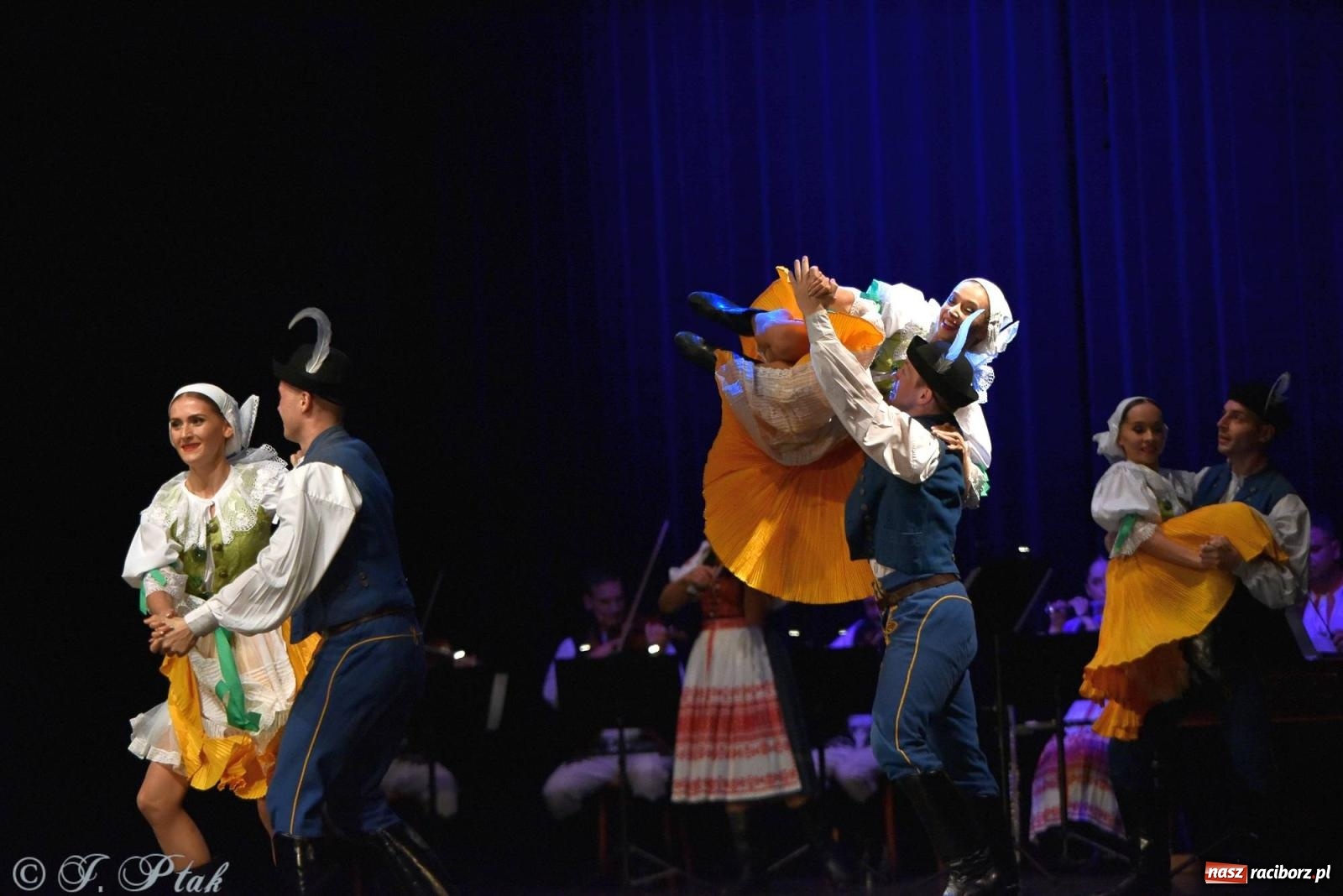 Zdjęcie w galerii na portalu naszraciborz.pl: Słowacki SĽUK. Giganci folkloru na deskach RCK [FOTO i WIDEO] wiadomości z regionu