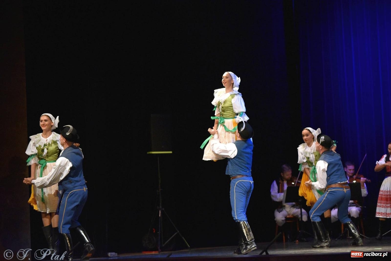 Zdjęcie w galerii na portalu naszraciborz.pl: Słowacki SĽUK. Giganci folkloru na deskach RCK [FOTO i WIDEO] wiadomości z regionu