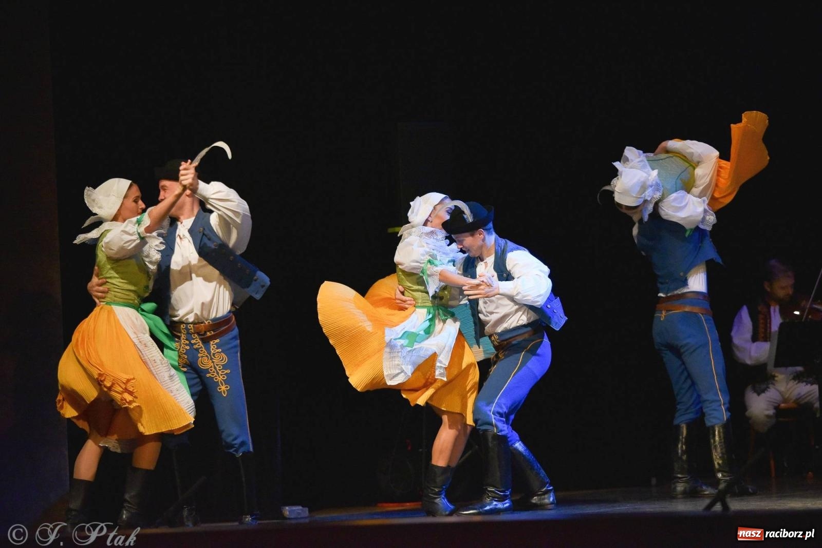 Zdjęcie w galerii na portalu naszraciborz.pl: Słowacki SĽUK. Giganci folkloru na deskach RCK [FOTO i WIDEO] wiadomości z regionu