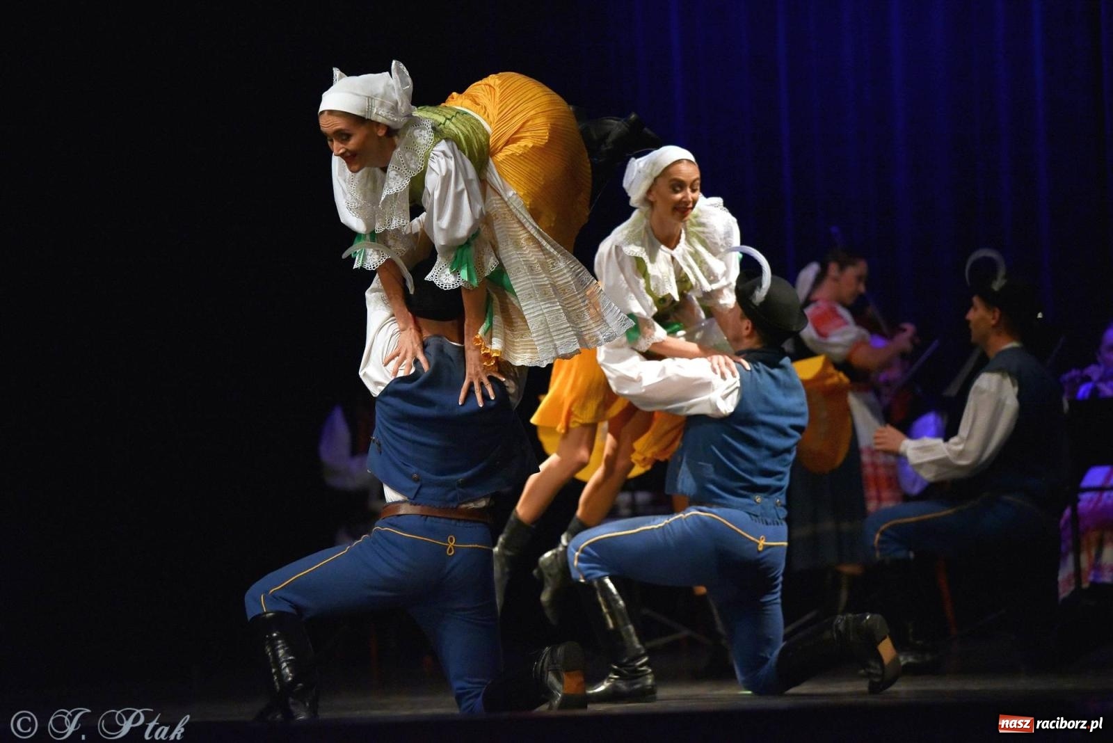 Zdjęcie w galerii na portalu naszraciborz.pl: Słowacki SĽUK. Giganci folkloru na deskach RCK [FOTO i WIDEO] wiadomości z regionu