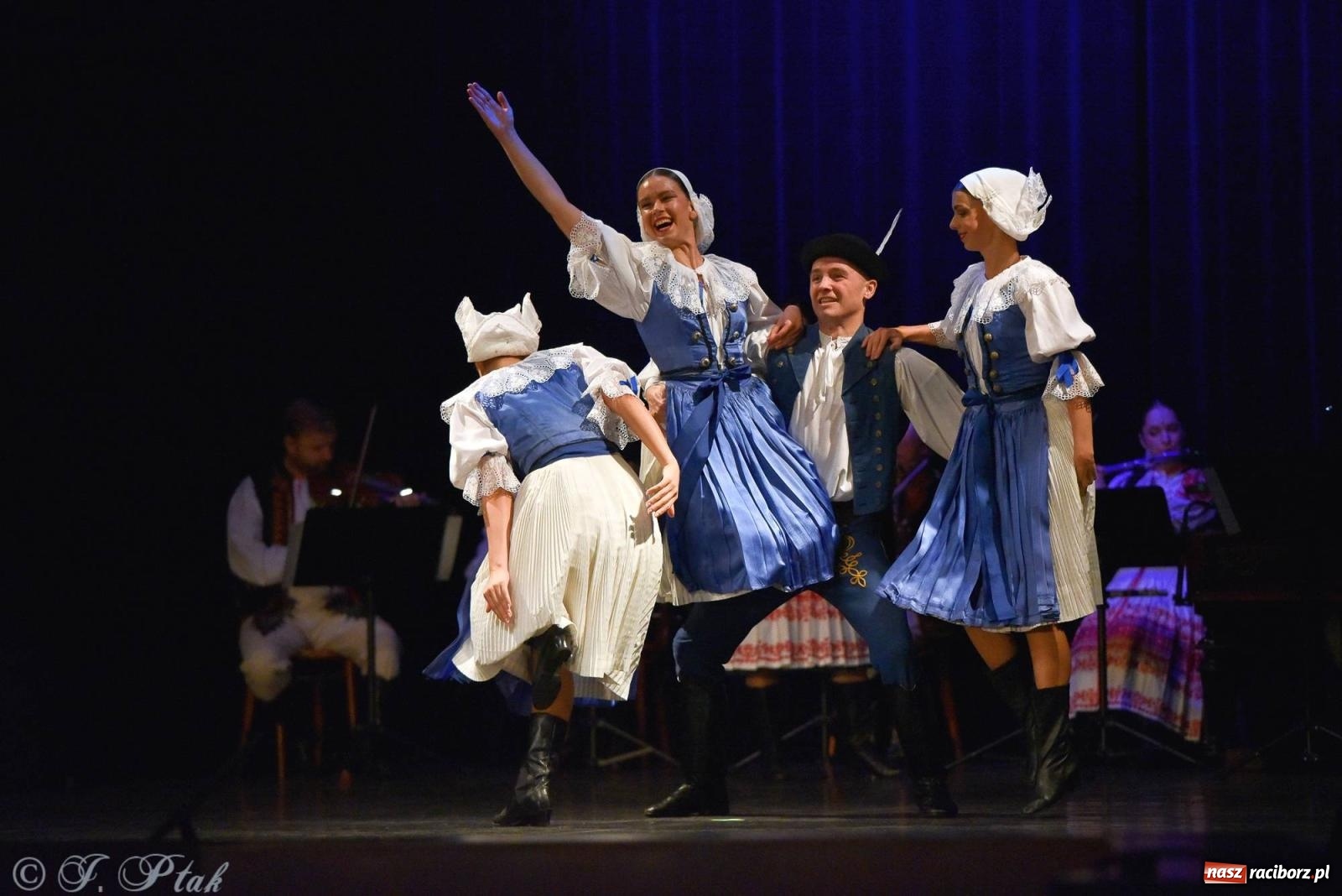 Zdjęcie w galerii na portalu naszraciborz.pl: Słowacki SĽUK. Giganci folkloru na deskach RCK [FOTO i WIDEO] wiadomości z regionu