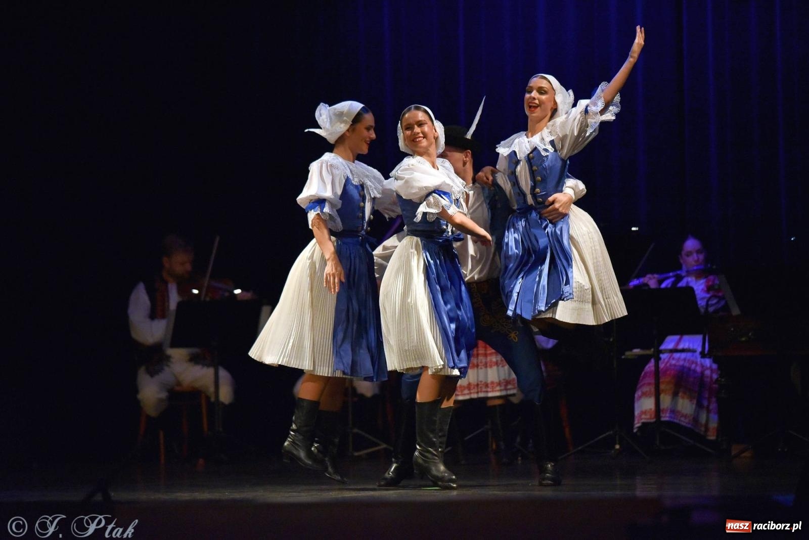 Zdjęcie w galerii na portalu naszraciborz.pl: Słowacki SĽUK. Giganci folkloru na deskach RCK [FOTO i WIDEO] wiadomości z regionu