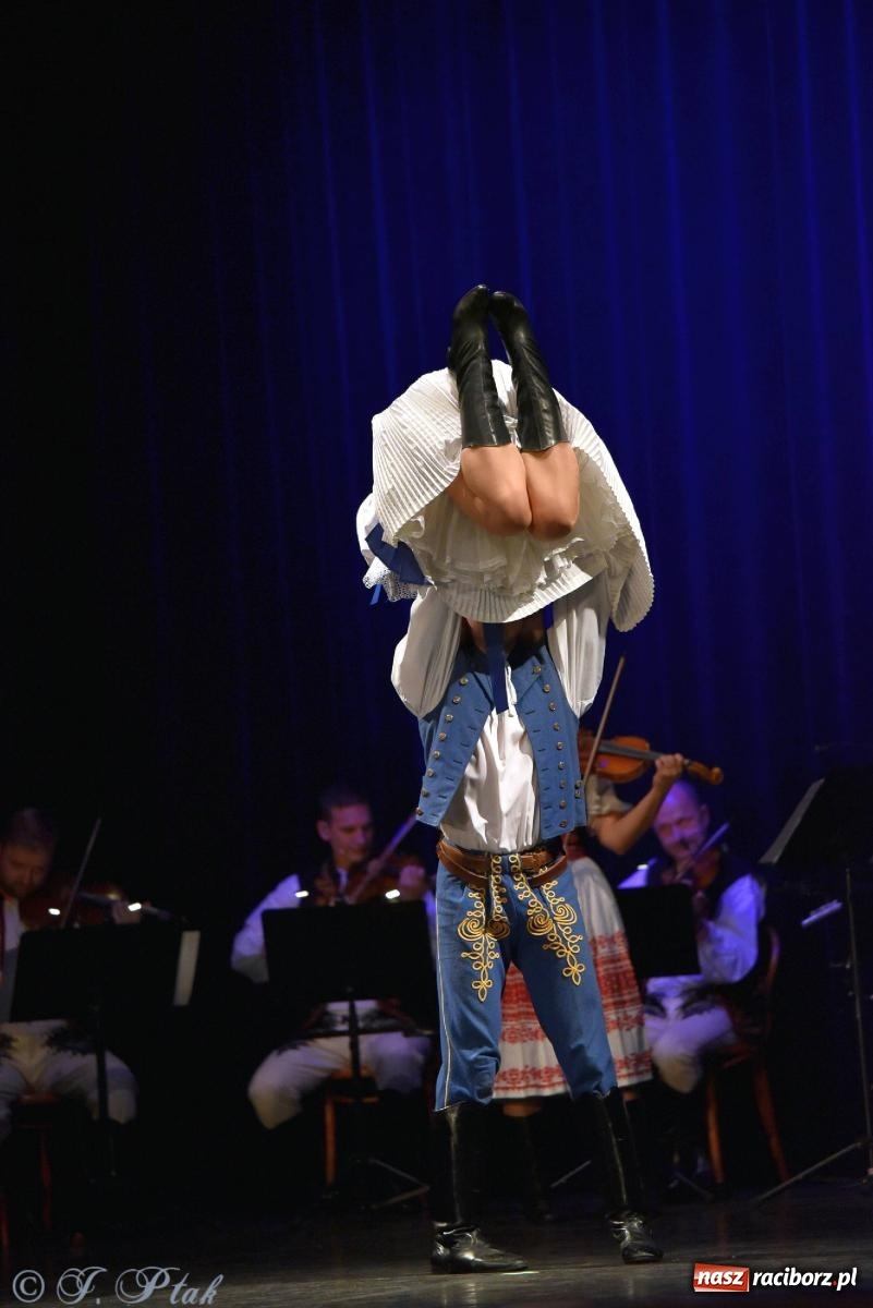 Zdjęcie w galerii na portalu naszraciborz.pl: Słowacki SĽUK. Giganci folkloru na deskach RCK [FOTO i WIDEO] wiadomości z regionu