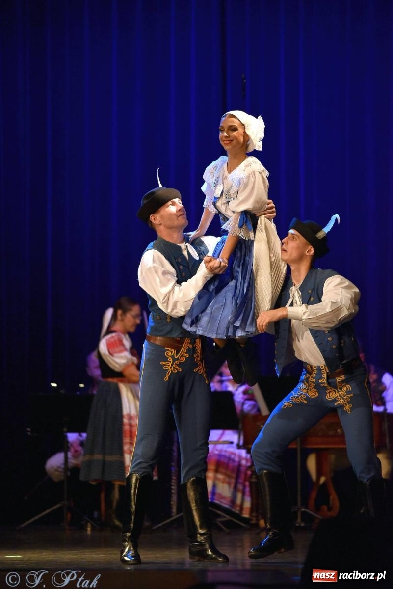 Zdjęcie w galerii na portalu naszraciborz.pl: Słowacki SĽUK. Giganci folkloru na deskach RCK [FOTO i WIDEO] wiadomości z regionu