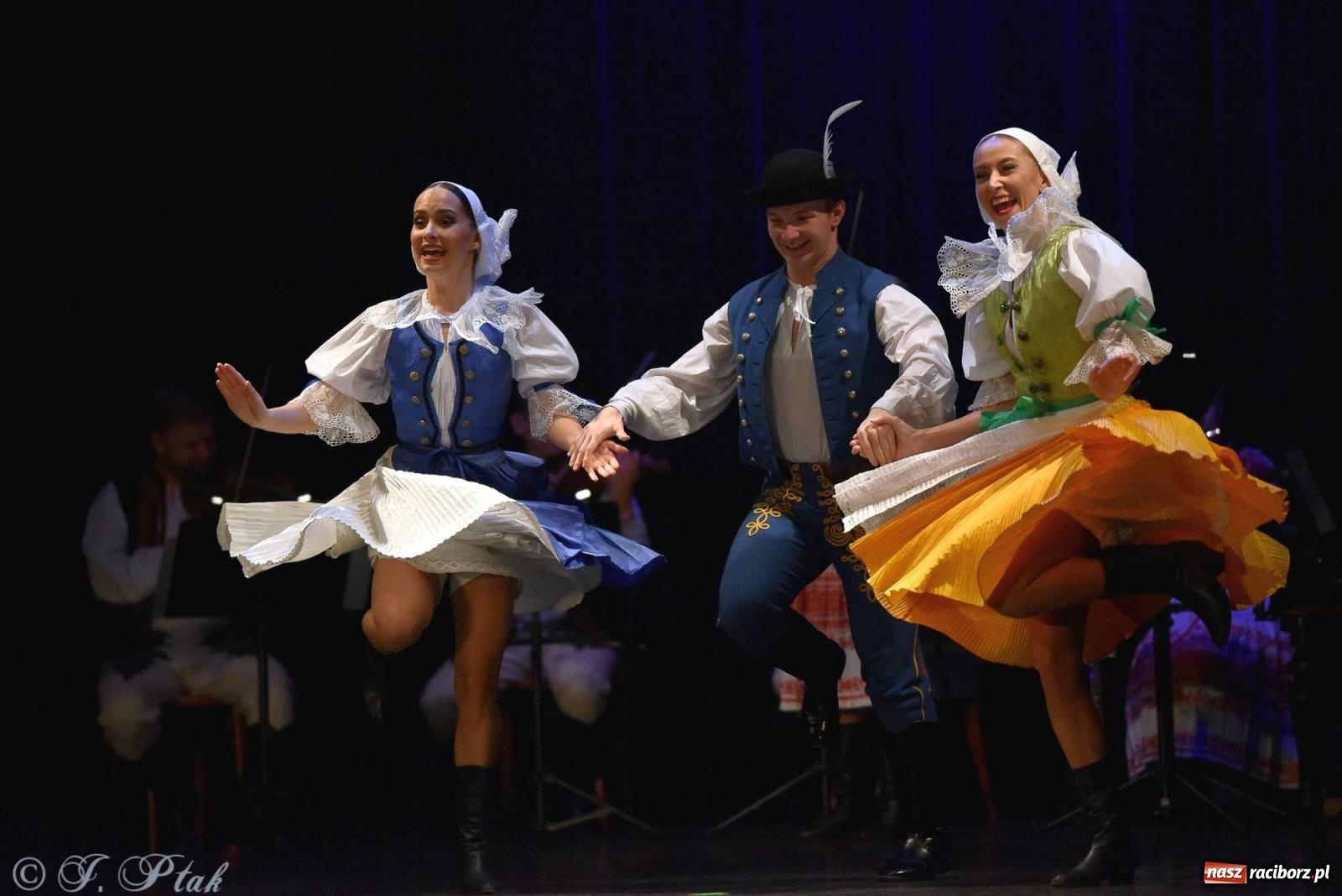 Zdjęcie w galerii na portalu naszraciborz.pl: Słowacki SĽUK. Giganci folkloru na deskach RCK [FOTO i WIDEO] wiadomości z regionu