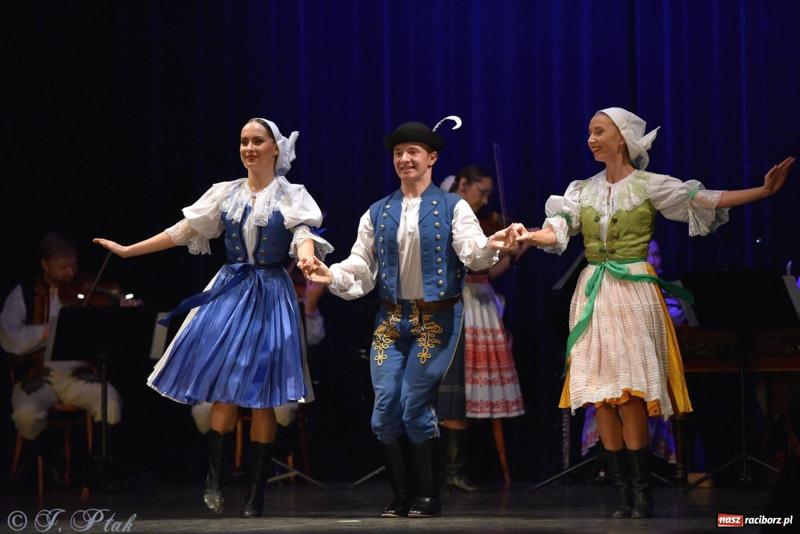 Zdjęcie w galerii na portalu naszraciborz.pl: Słowacki SĽUK. Giganci folkloru na deskach RCK [FOTO i WIDEO] wiadomości z regionu