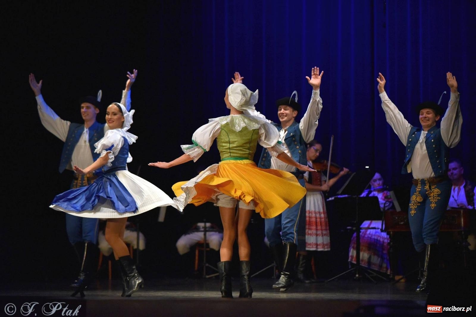 Zdjęcie w galerii na portalu naszraciborz.pl: Słowacki SĽUK. Giganci folkloru na deskach RCK [FOTO i WIDEO] wiadomości z regionu