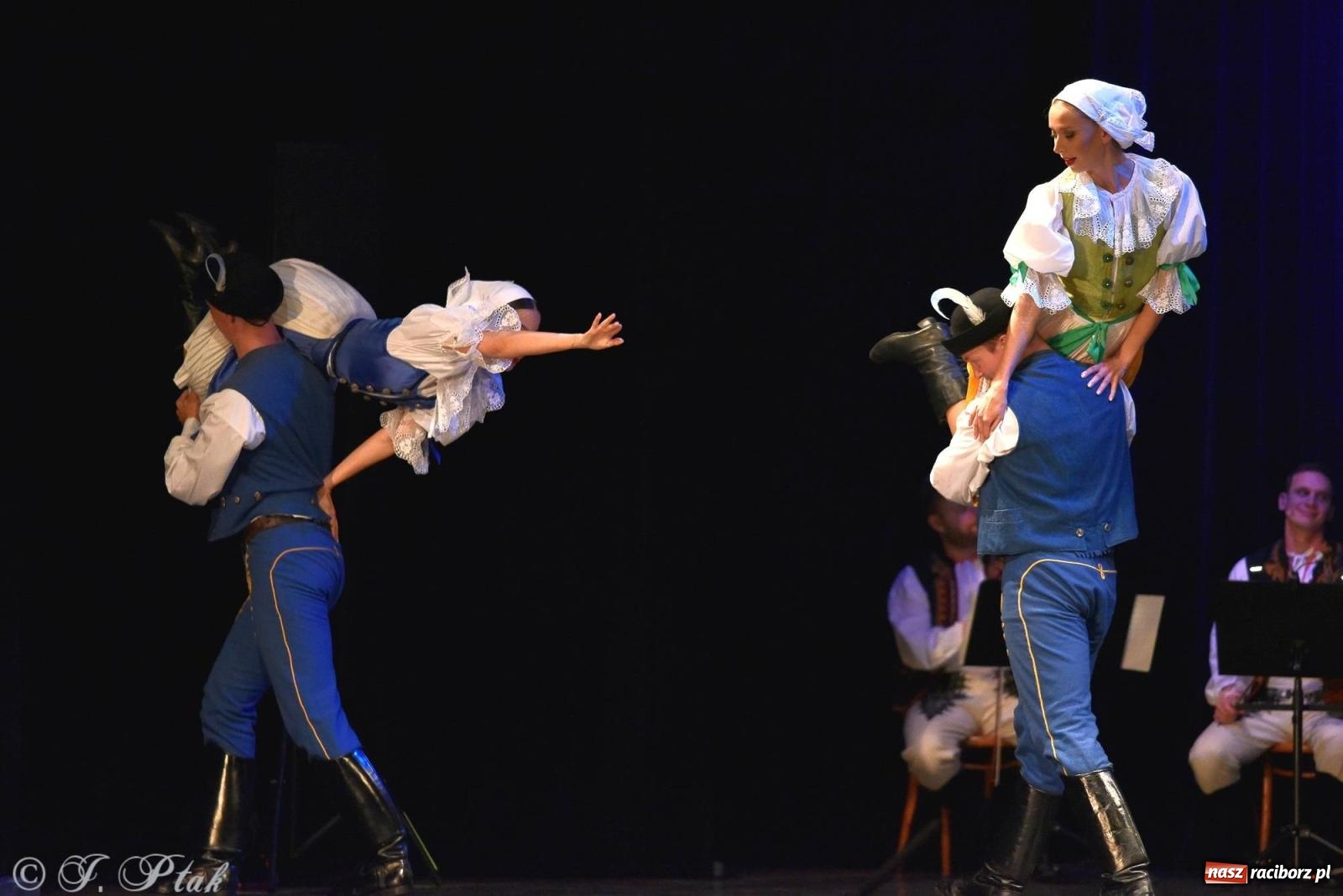 Zdjęcie w galerii na portalu naszraciborz.pl: Słowacki SĽUK. Giganci folkloru na deskach RCK [FOTO i WIDEO] wiadomości z regionu