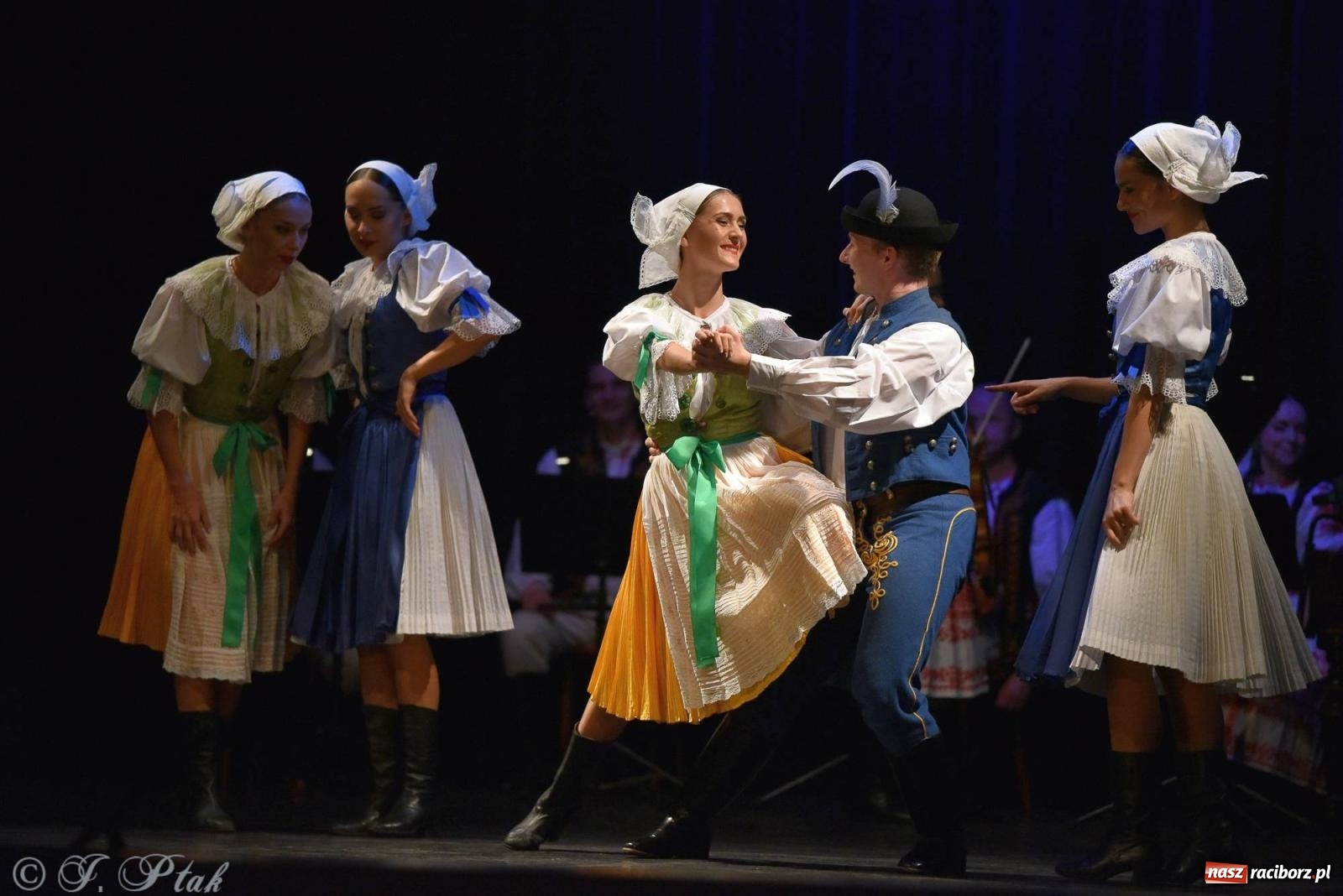 Zdjęcie w galerii na portalu naszraciborz.pl: Słowacki SĽUK. Giganci folkloru na deskach RCK [FOTO i WIDEO] wiadomości z regionu