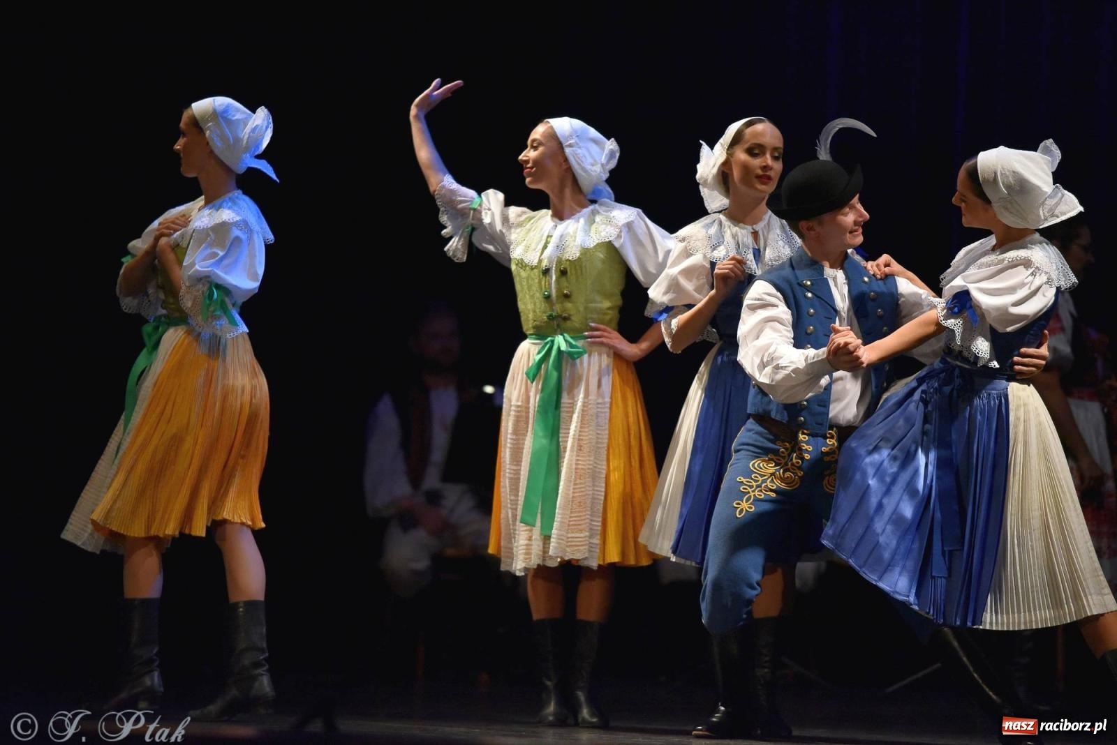 Zdjęcie w galerii na portalu naszraciborz.pl: Słowacki SĽUK. Giganci folkloru na deskach RCK [FOTO i WIDEO] wiadomości z regionu