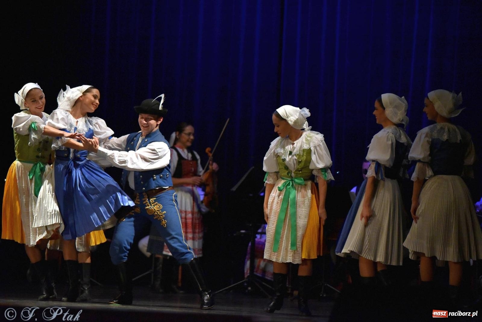 Zdjęcie w galerii na portalu naszraciborz.pl: Słowacki SĽUK. Giganci folkloru na deskach RCK [FOTO i WIDEO] wiadomości z regionu