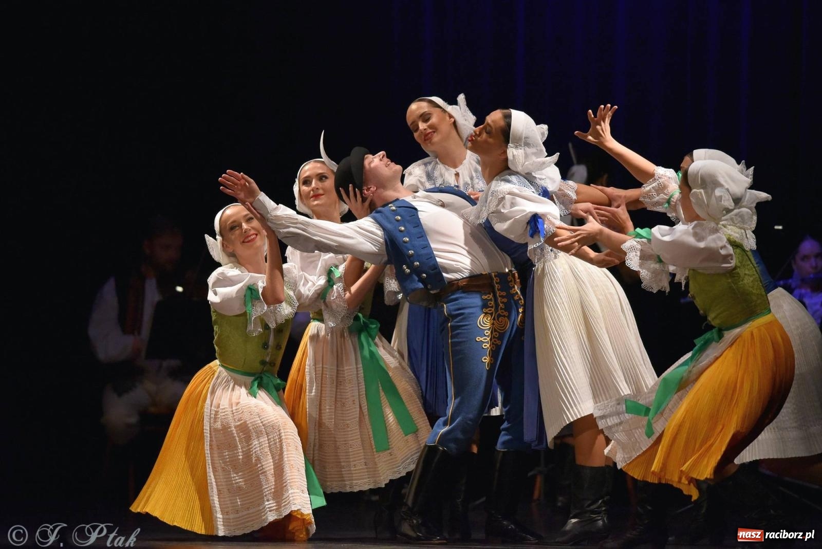 Zdjęcie w galerii na portalu naszraciborz.pl: Słowacki SĽUK. Giganci folkloru na deskach RCK [FOTO i WIDEO] wiadomości z regionu