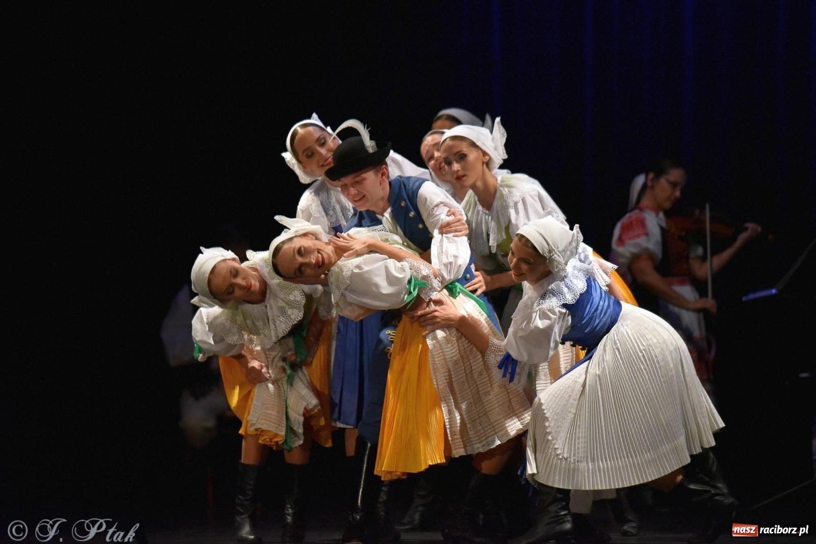 Zdjęcie w galerii na portalu naszraciborz.pl: Słowacki SĽUK. Giganci folkloru na deskach RCK [FOTO i WIDEO] wiadomości z regionu